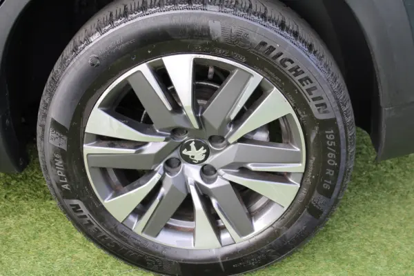 Peugeot 2008 PureTechAllure 36