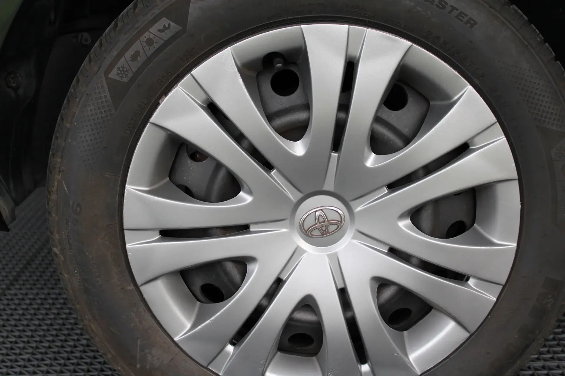 Toyota Auris 1.4 D-4D Sol 12