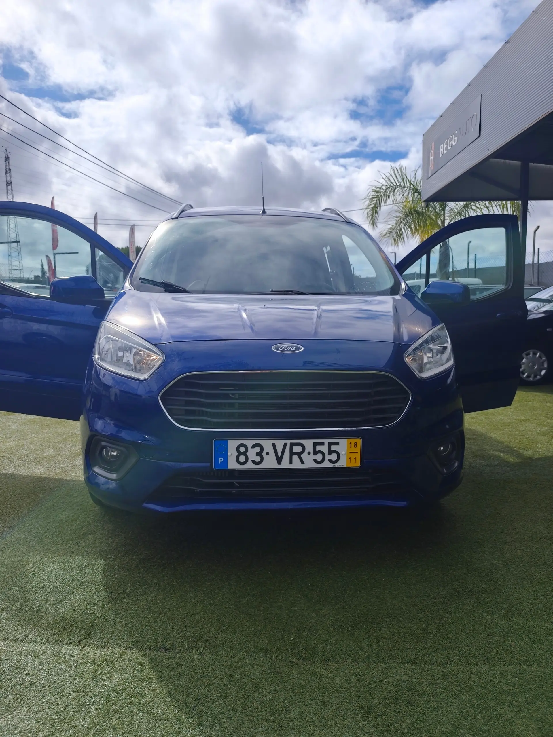 Ford Tourneo Courier 1.0 EcoBoost Titanium 1