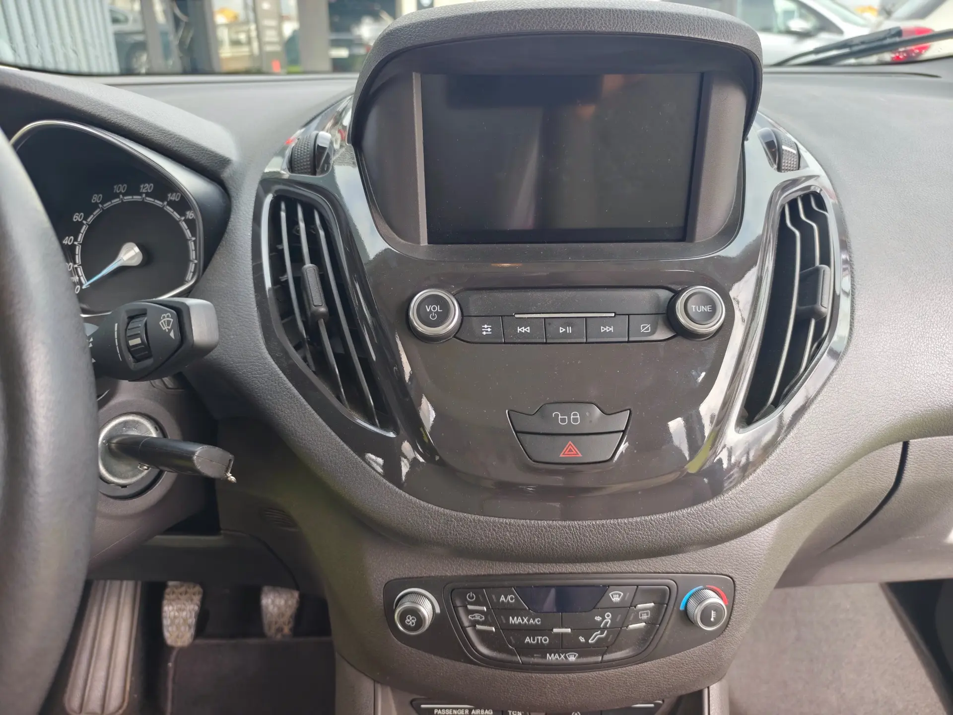Ford Tourneo Courier 1.0 EcoBoost Titanium 10