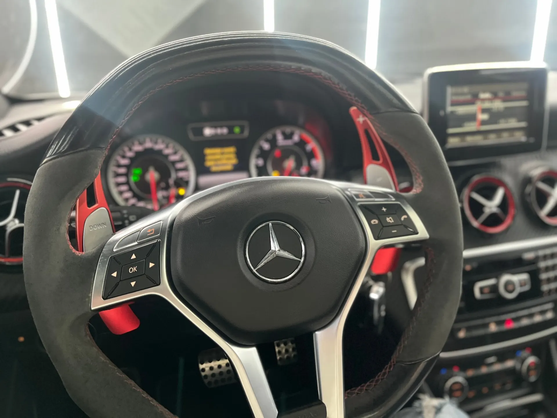 Mercedes-Benz A 45 AMG 4-Matic 12