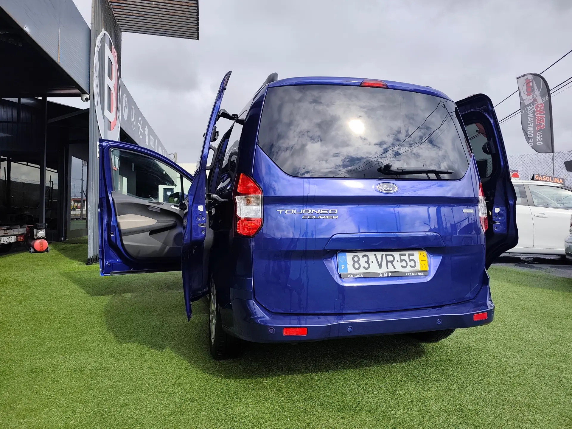 Ford Tourneo Courier 1.0 EcoBoost Titanium 5
