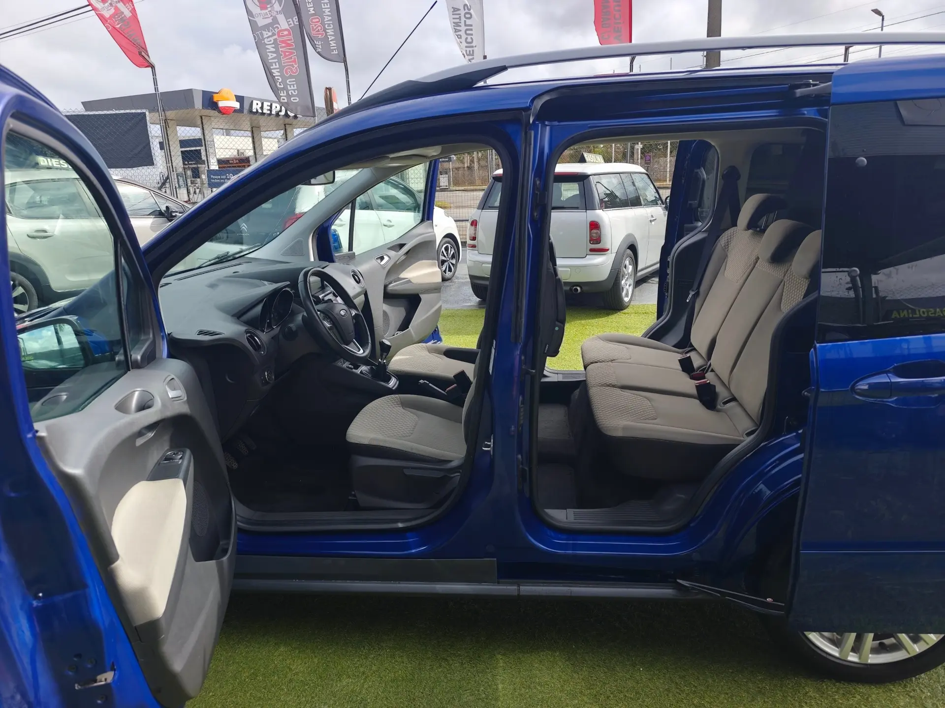 Ford Tourneo Courier 1.0 EcoBoost Titanium 4