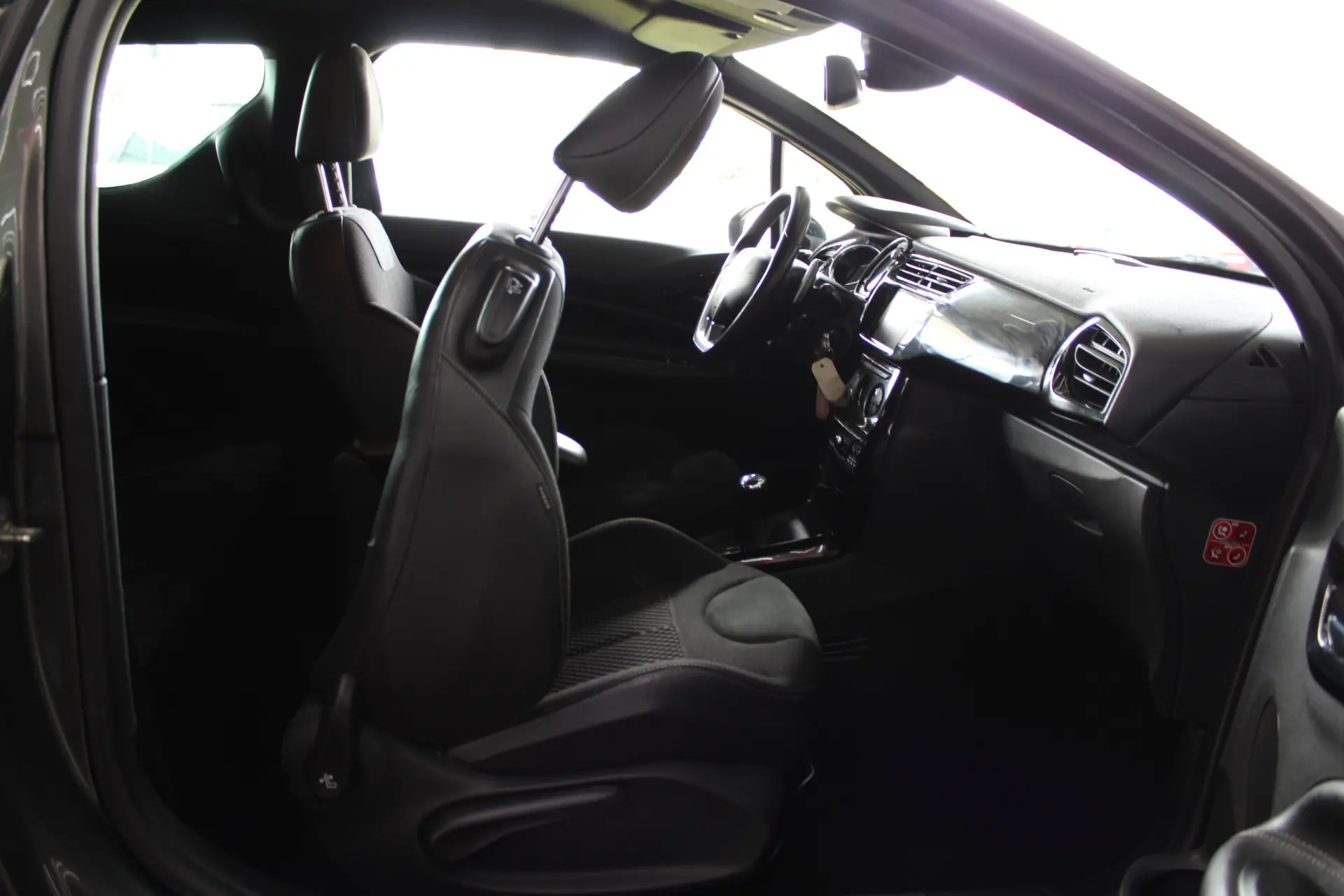 Citroen DS3 1.6 e-HDi So Chic ETG6 33
