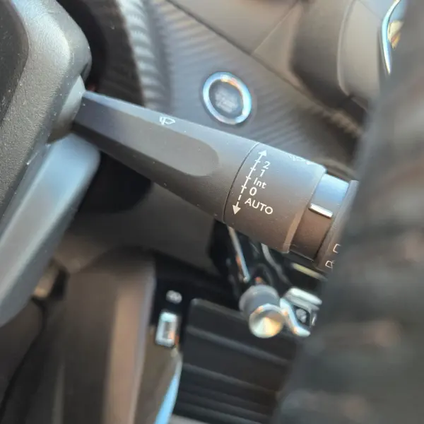 Peugeot e-208 50 kWh Allure ( COMERCIAL ) 11