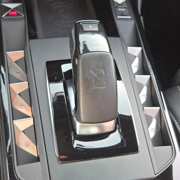 DS DS3 Crossback E-TENSE PERFORMANCE LINE 23