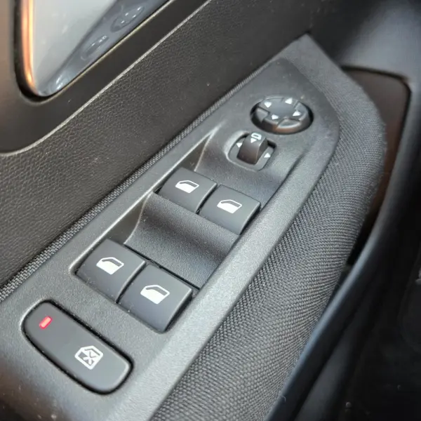 Peugeot e-208 50 kWh Allure ( COMERCIAL ) 6
