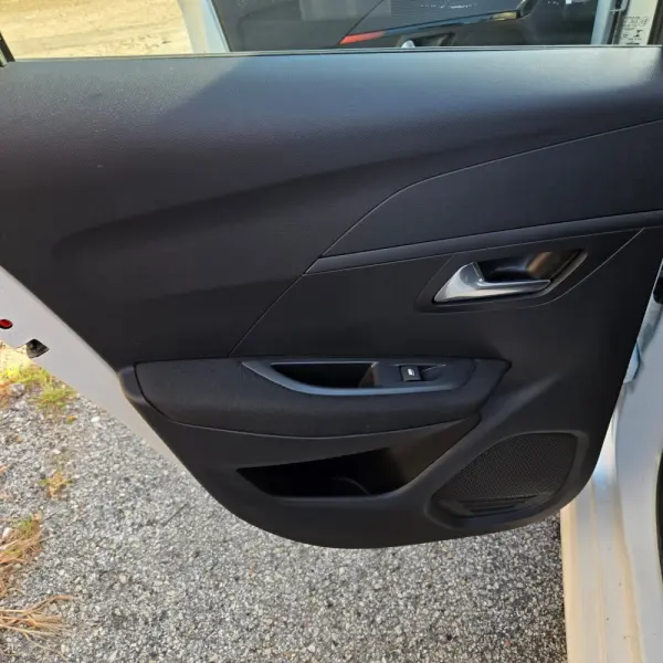 Peugeot e-208 50 kWh Allure ( COMERCIAL ) 17