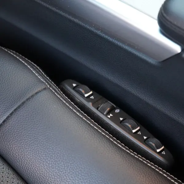 Mercedes-Benz E 300 Bluetec Hybrid Avantgarde 32