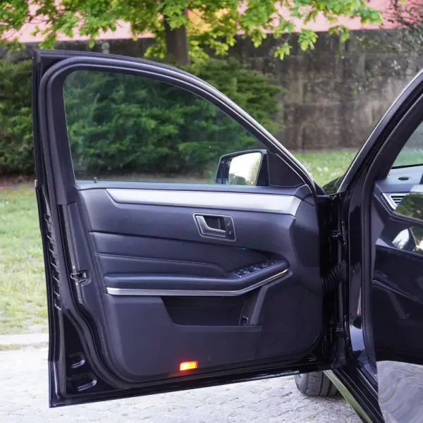 Mercedes-Benz E 300 Bluetec Hybrid Avantgarde 33