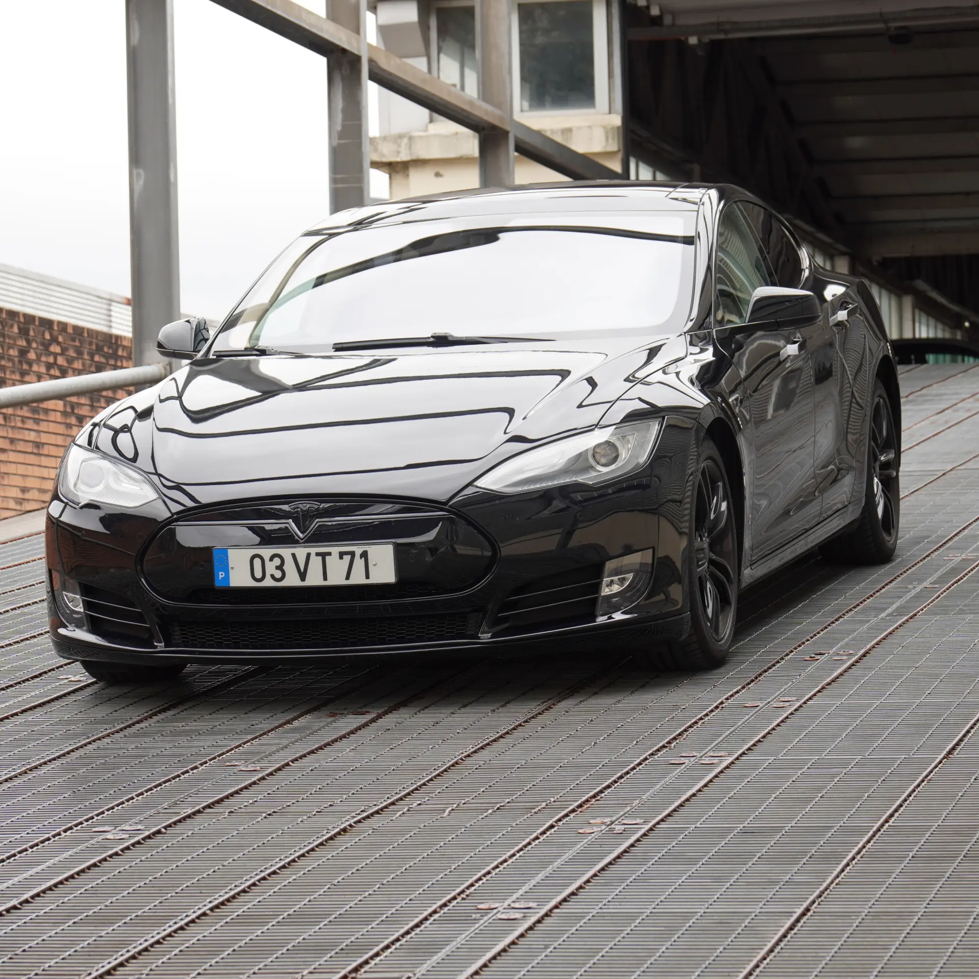 Tesla Model S 85 21
