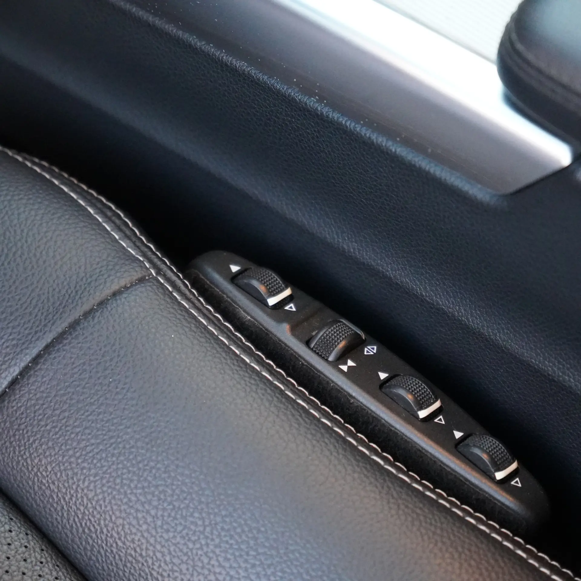 Mercedes-Benz E 300 Bluetec Hybrid Avantgarde 32