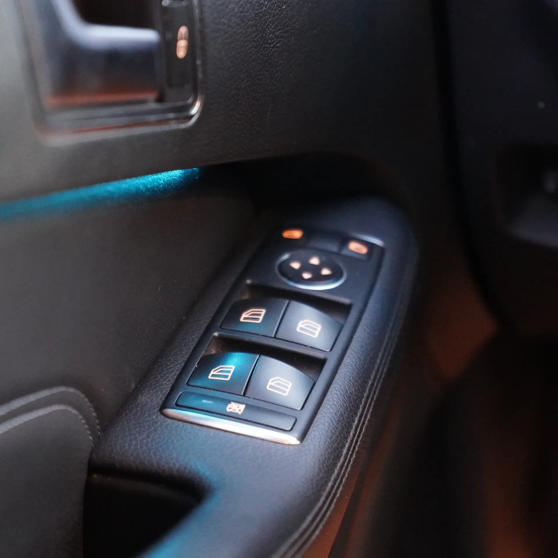 Mercedes-Benz E 300 Bluetec Hybrid Avantgarde 36