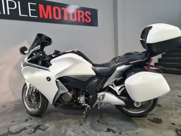 Honda VFR 1200F 6