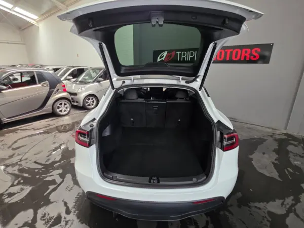 Tesla Model Y Long Range Dual Motor AWD 5