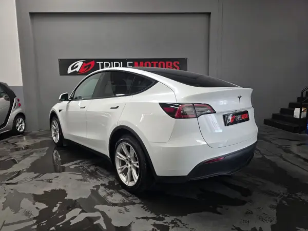 Tesla Model Y Long Range Dual Motor AWD 6