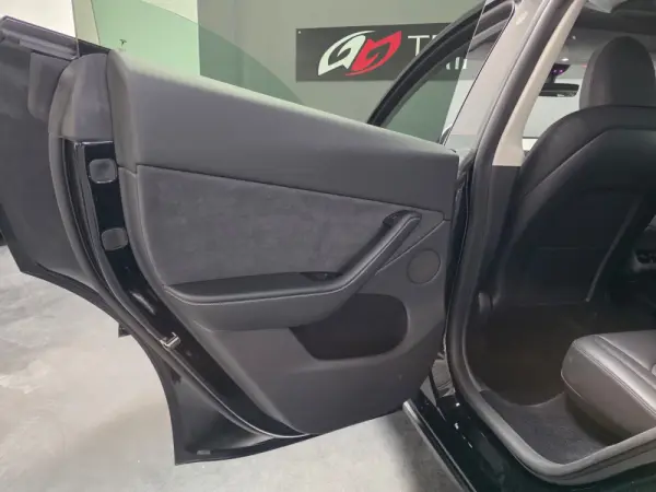 Tesla Model Y Performance Dual Motor AWD 27