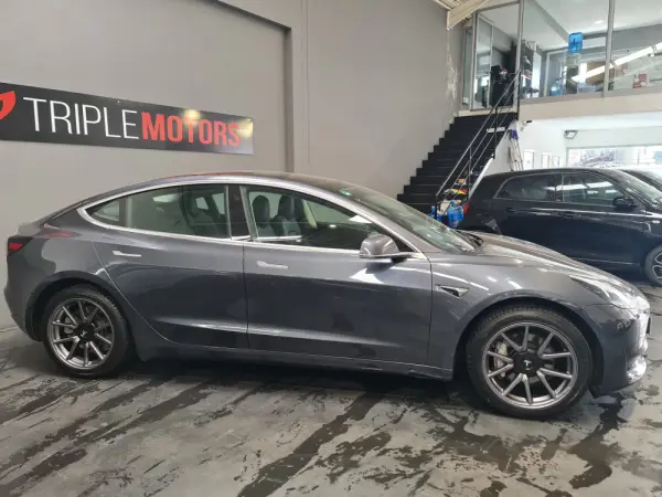Tesla Model 3 Standard Range Plus RWD 18