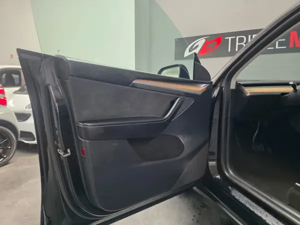 Tesla Model Y Long Range Dual Motor AWD 9