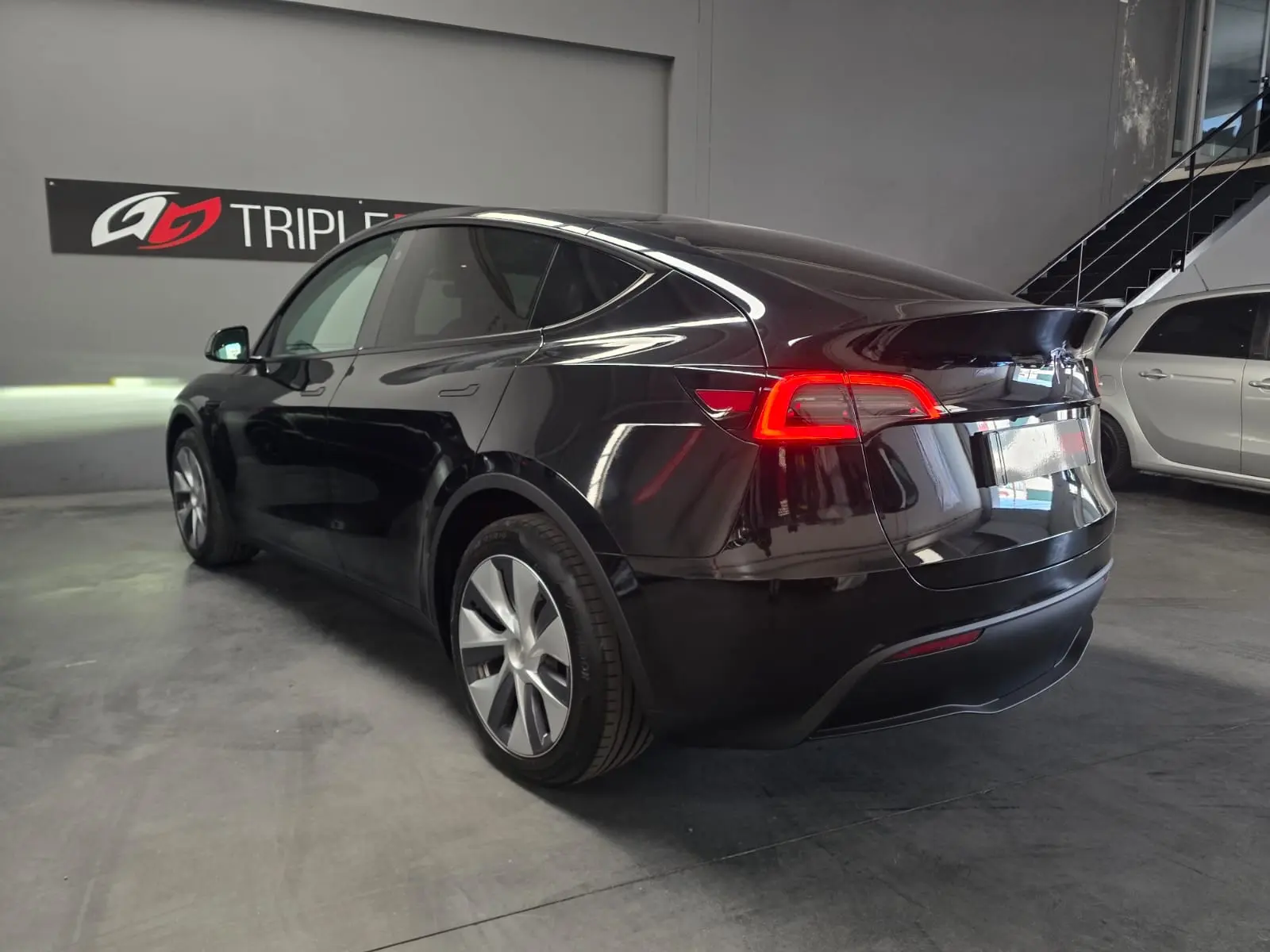 Tesla Model Y Long Range Dual Motor AWD 7