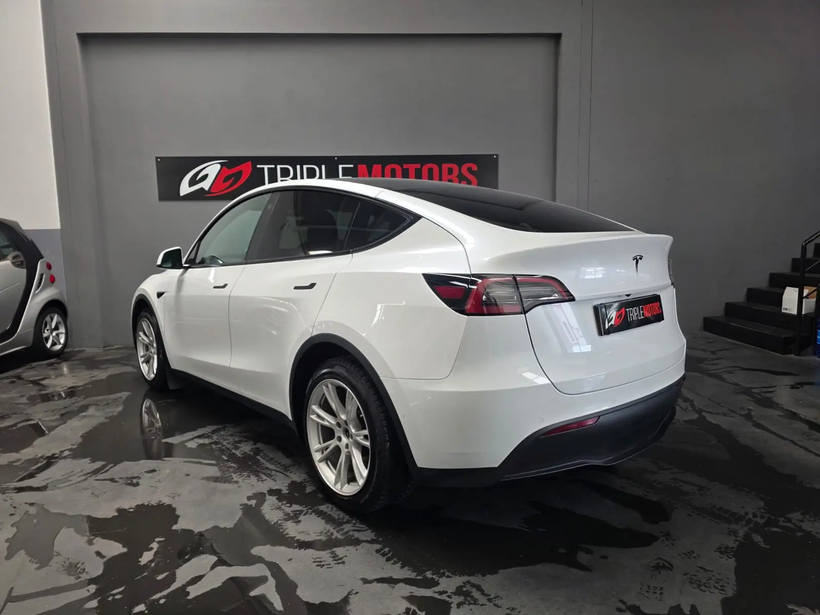 Tesla Model Y Long Range Dual Motor AWD 6