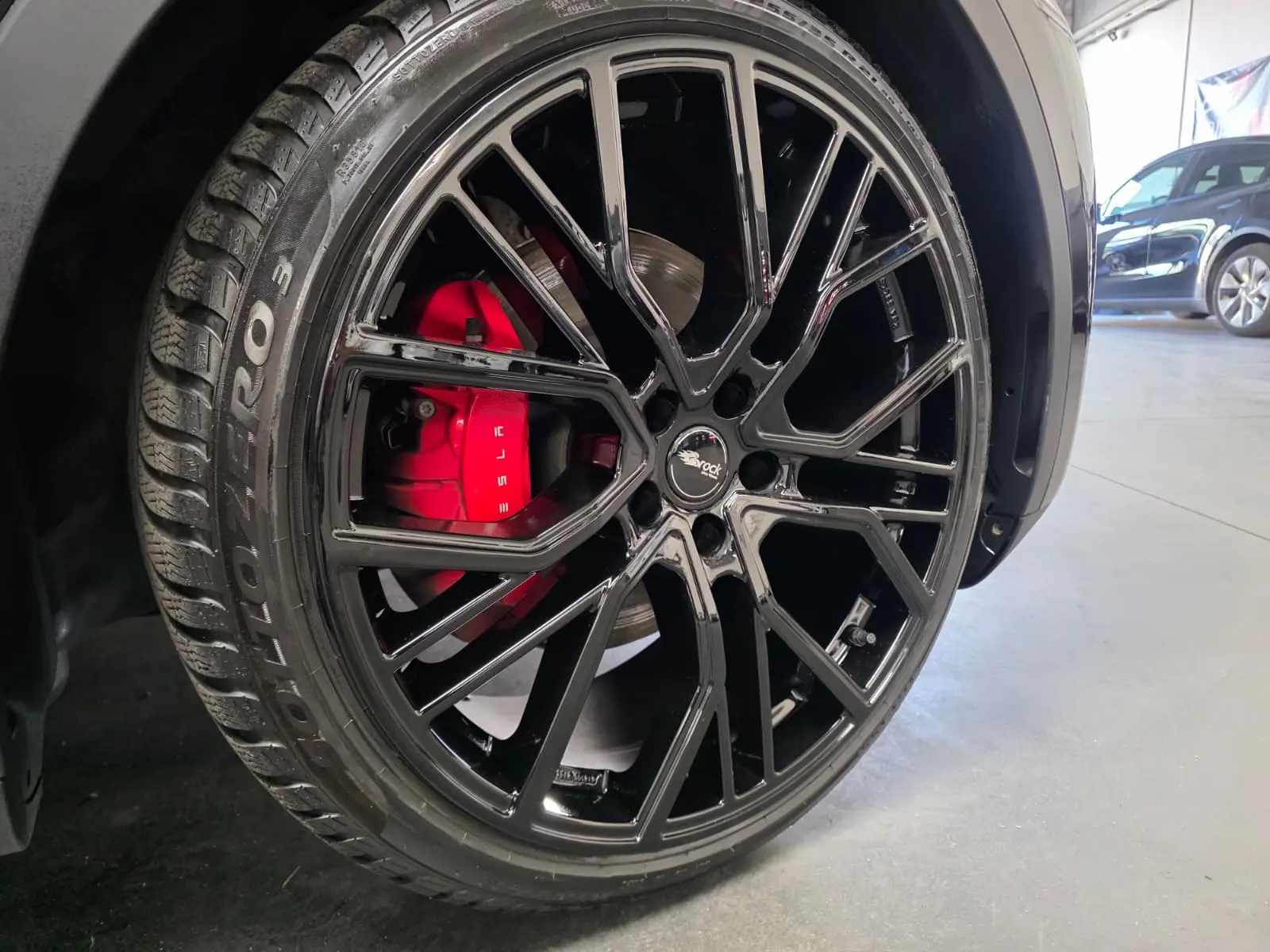 Tesla Model Y Performance Dual Motor AWD 33