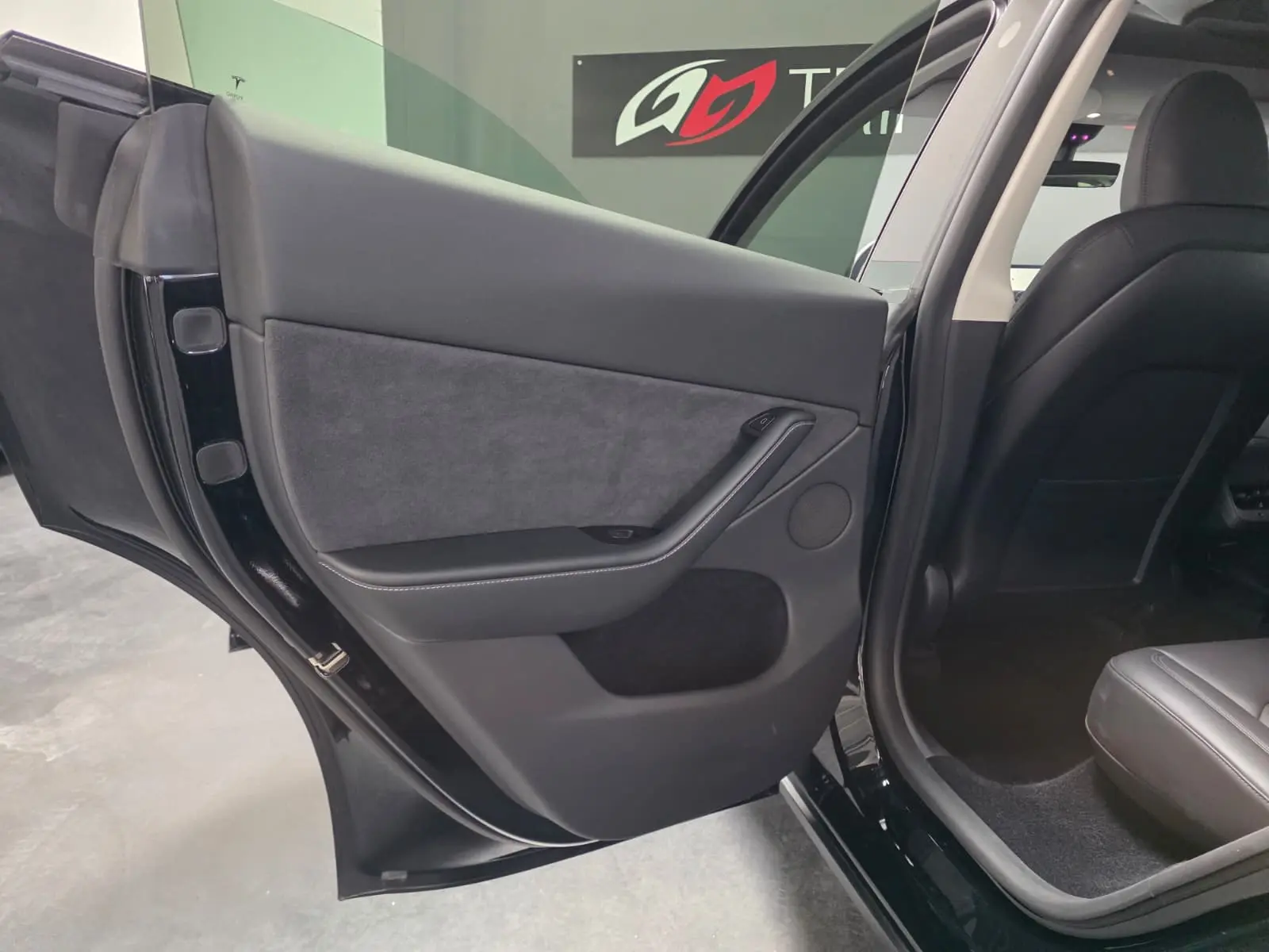 Tesla Model Y Performance Dual Motor AWD 27