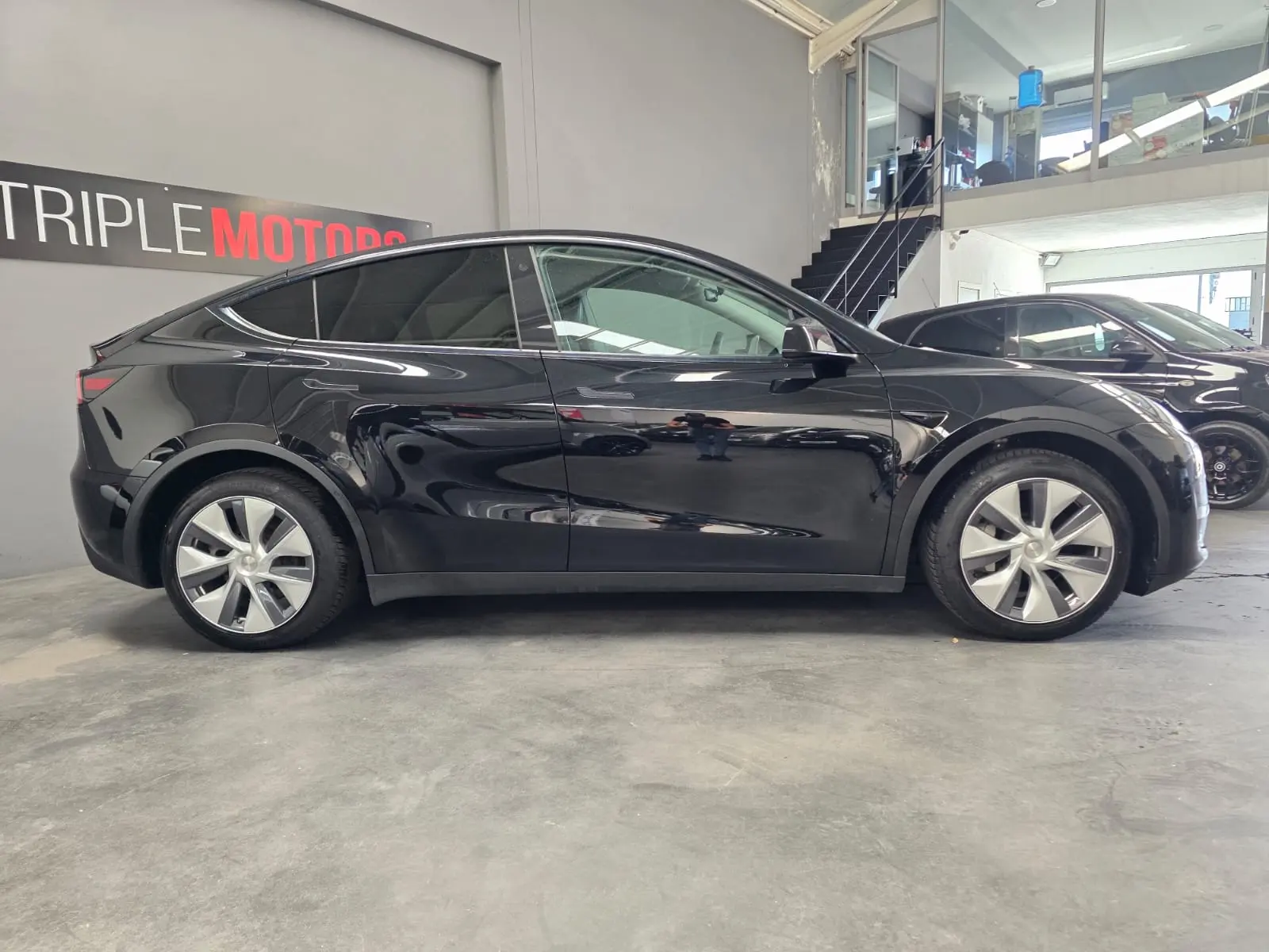 Tesla Model Y Long Range Dual Motor AWD 2