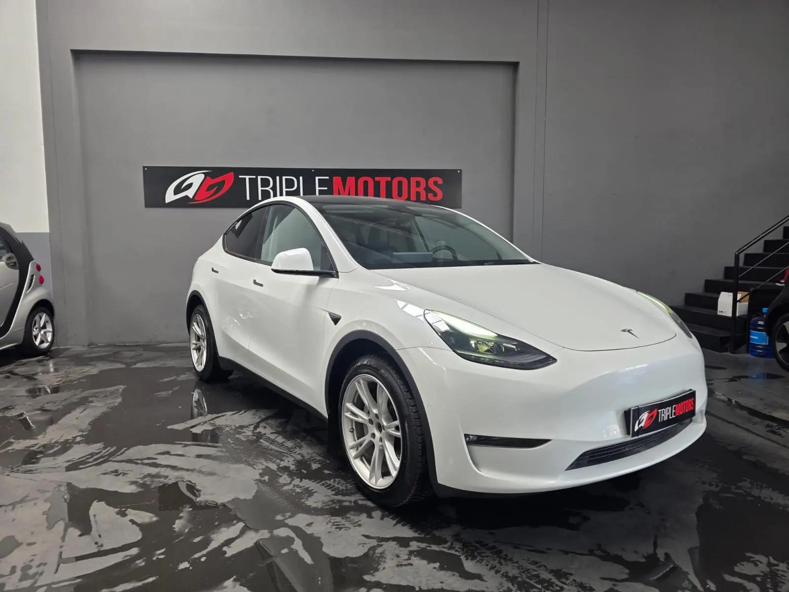 Tesla Model Y Long Range Dual Motor AWD 1