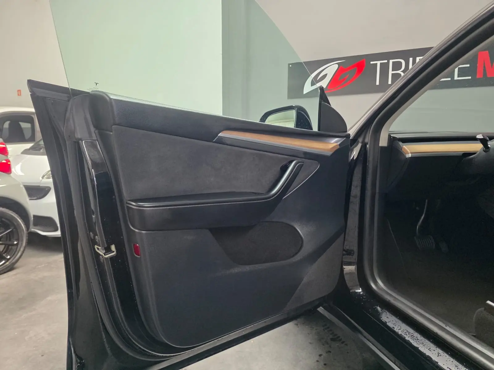 Tesla Model Y Long Range Dual Motor AWD 9