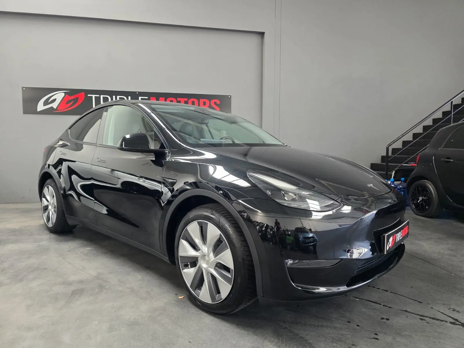 Tesla Model Y Long Range Dual Motor AWD 1