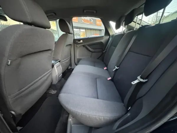 Ford Focus 1.6 TDCi Connection 9
