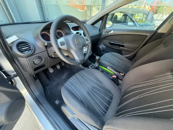 Opel Corsa 1.2 Cosmo 9