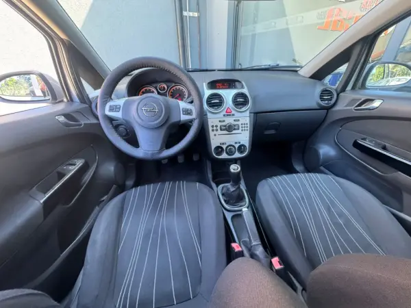 Opel Corsa 1.2 Cosmo 10