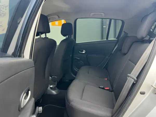 Renault Clio 1.2 16V Dynamique 6