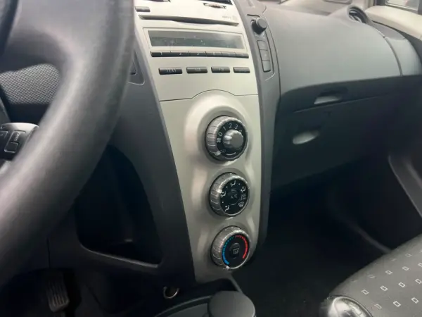 Toyota Yaris 1.0 VVT-i AC 12