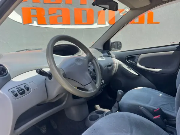 Toyota Yaris 1.0 Base C/Radio 5