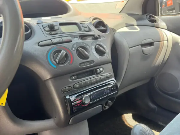 Toyota Yaris 1.0 Base C/Radio 8