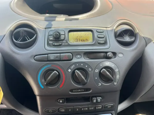 Toyota Yaris 1.0 Base C/Radio 7