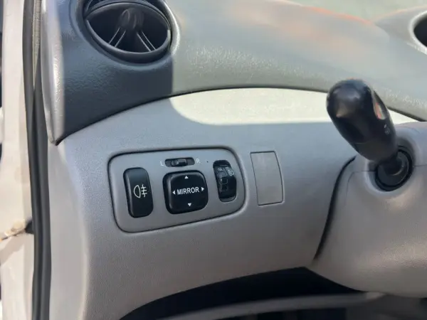 Toyota Yaris 1.0 Base C/Radio 9