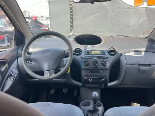 Toyota Yaris 1.0 Base C/Radio 13