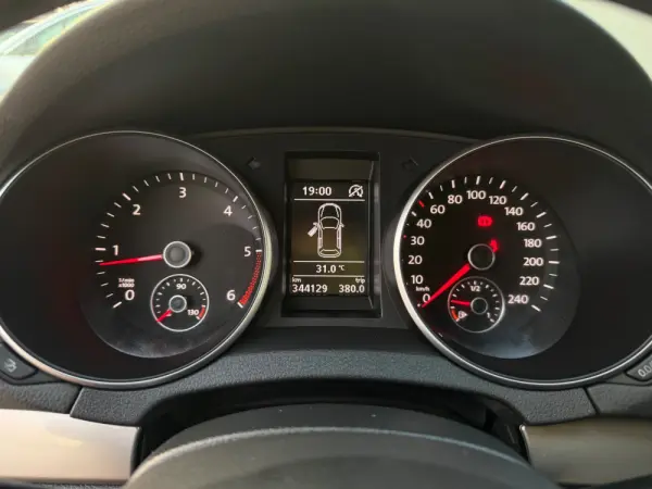 Volkswagen Golf 1.6 TDi Confortline 9