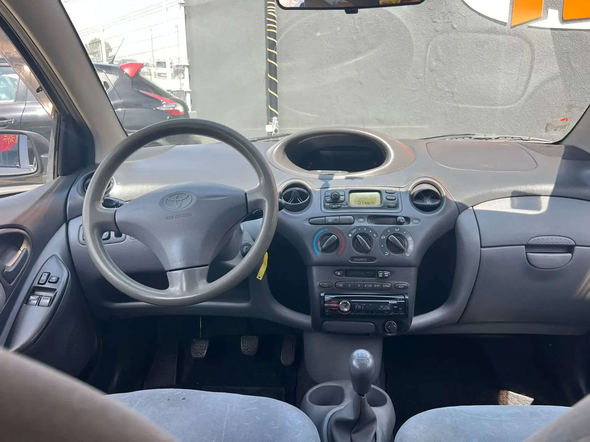 Toyota Yaris 1.0 Base C/Radio 13