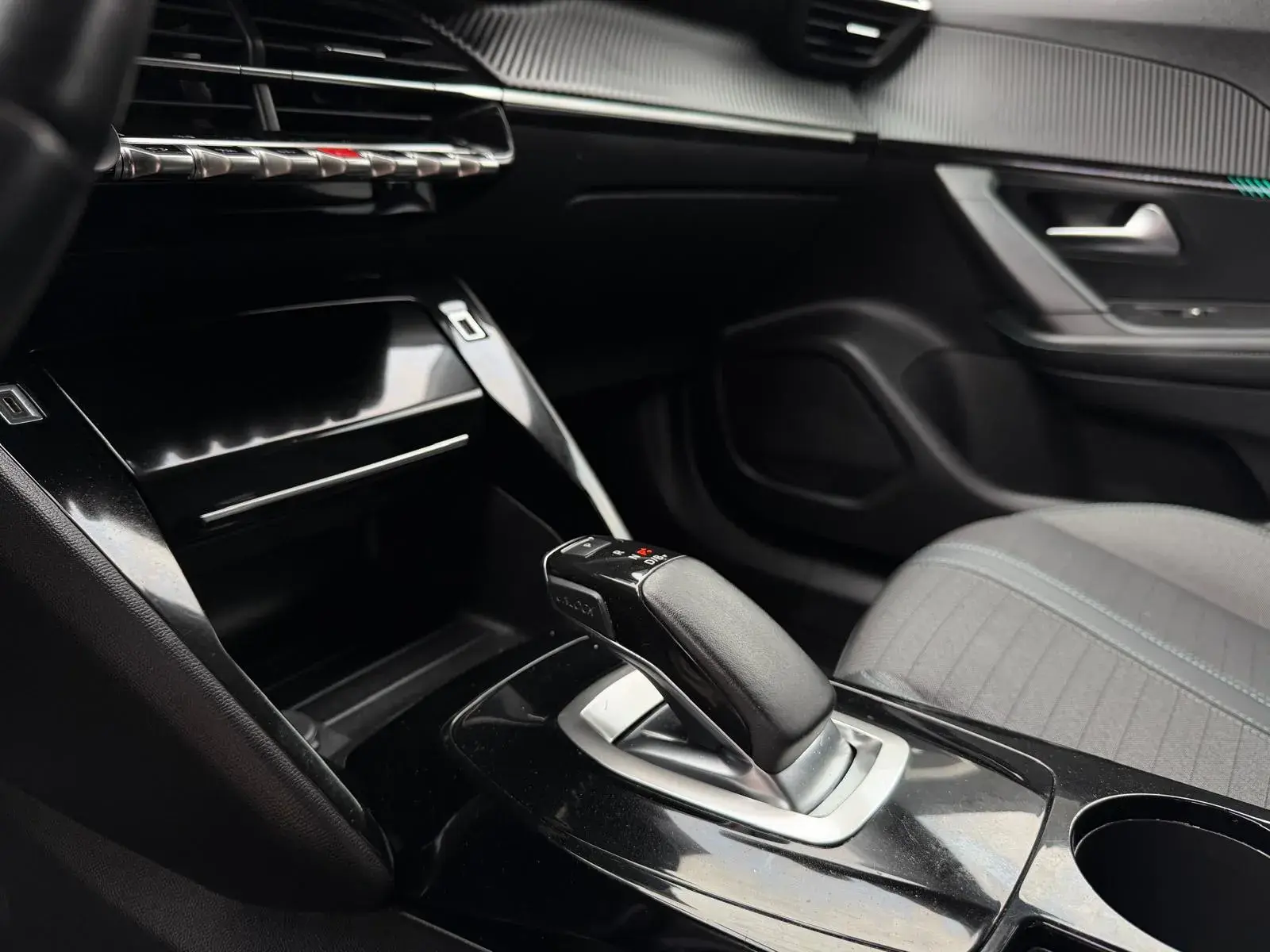 Peugeot e-2008 50 kWh Allure 7
