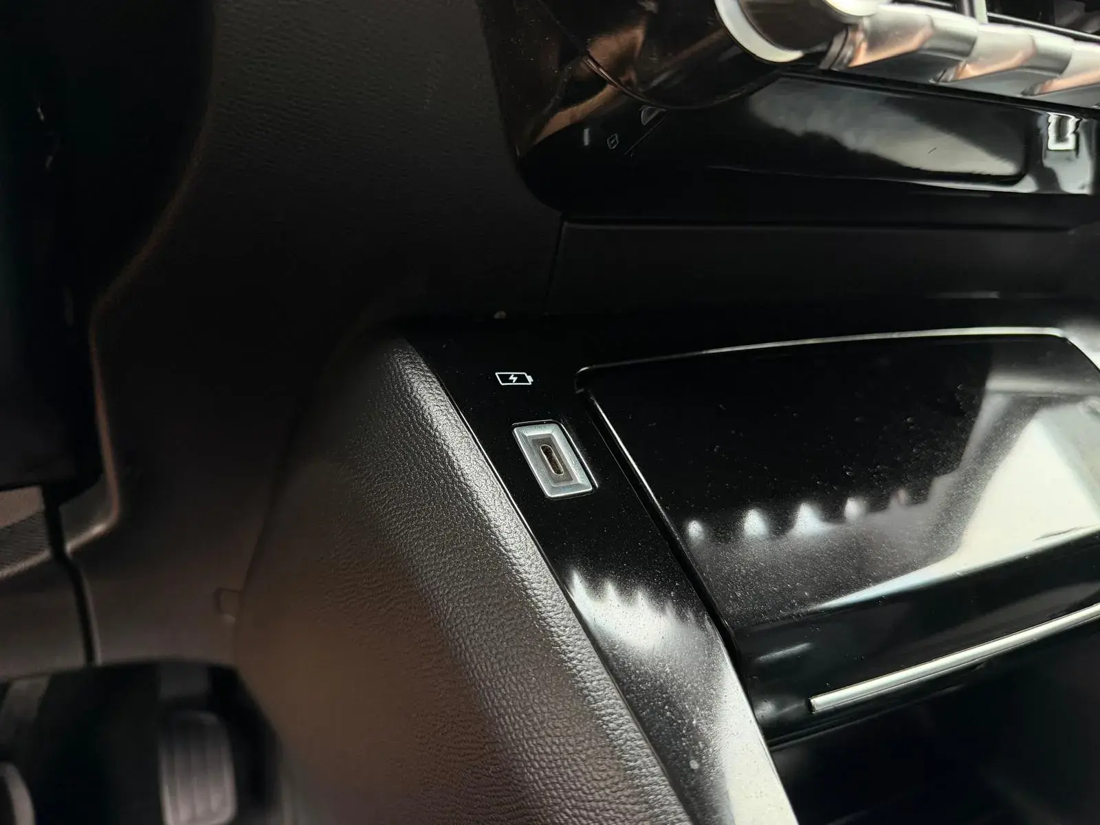 Peugeot e-2008 50 kWh Allure 13