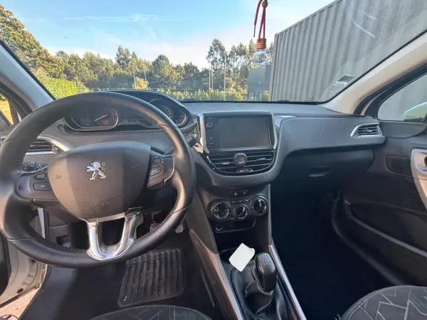 Peugeot 2008 1.2 pure tech 8