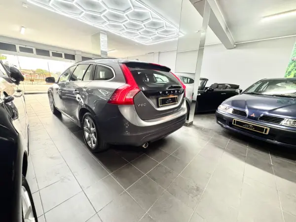 Volvo V60 2.0 D2 Summum Geartronic 40