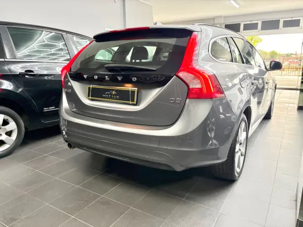 Volvo V60 2.0 D2 Summum Geartronic 2