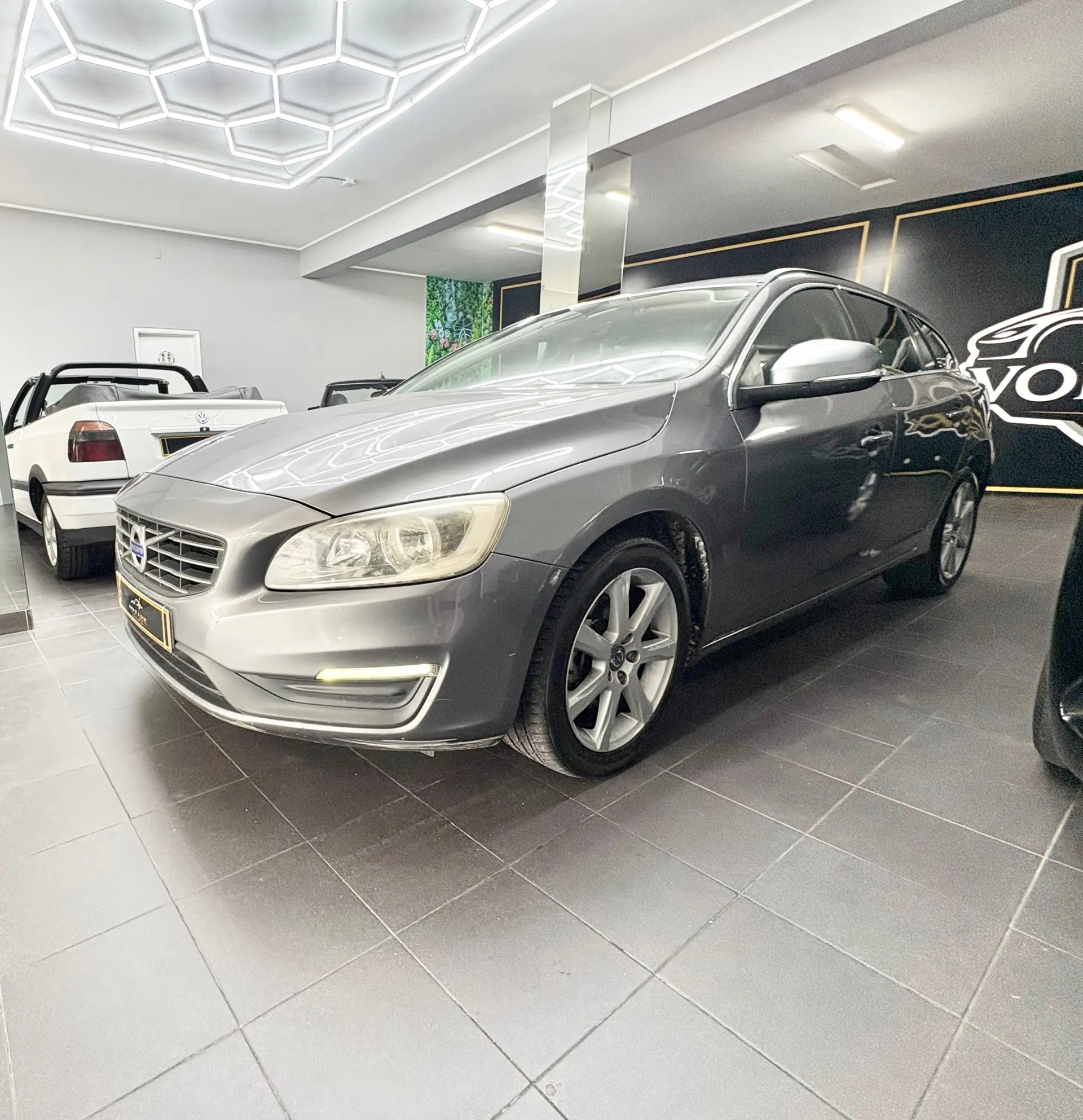 Volvo V60 2.0 D2 Summum Geartronic 1