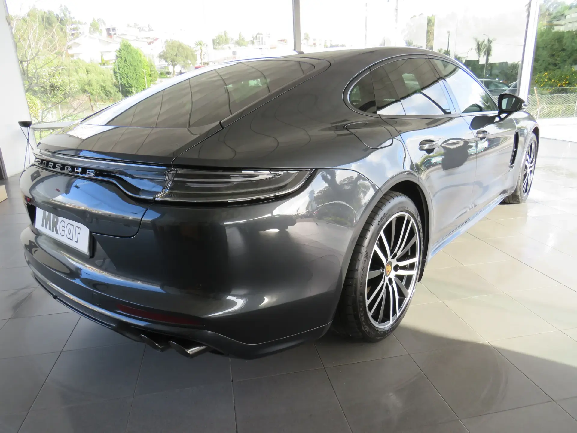 Porsche Panamera 4 E-Hybrid 9